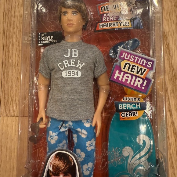 Justin Bieber Doll 2011 with Surfboard and Accessories - Picture 2 of 5